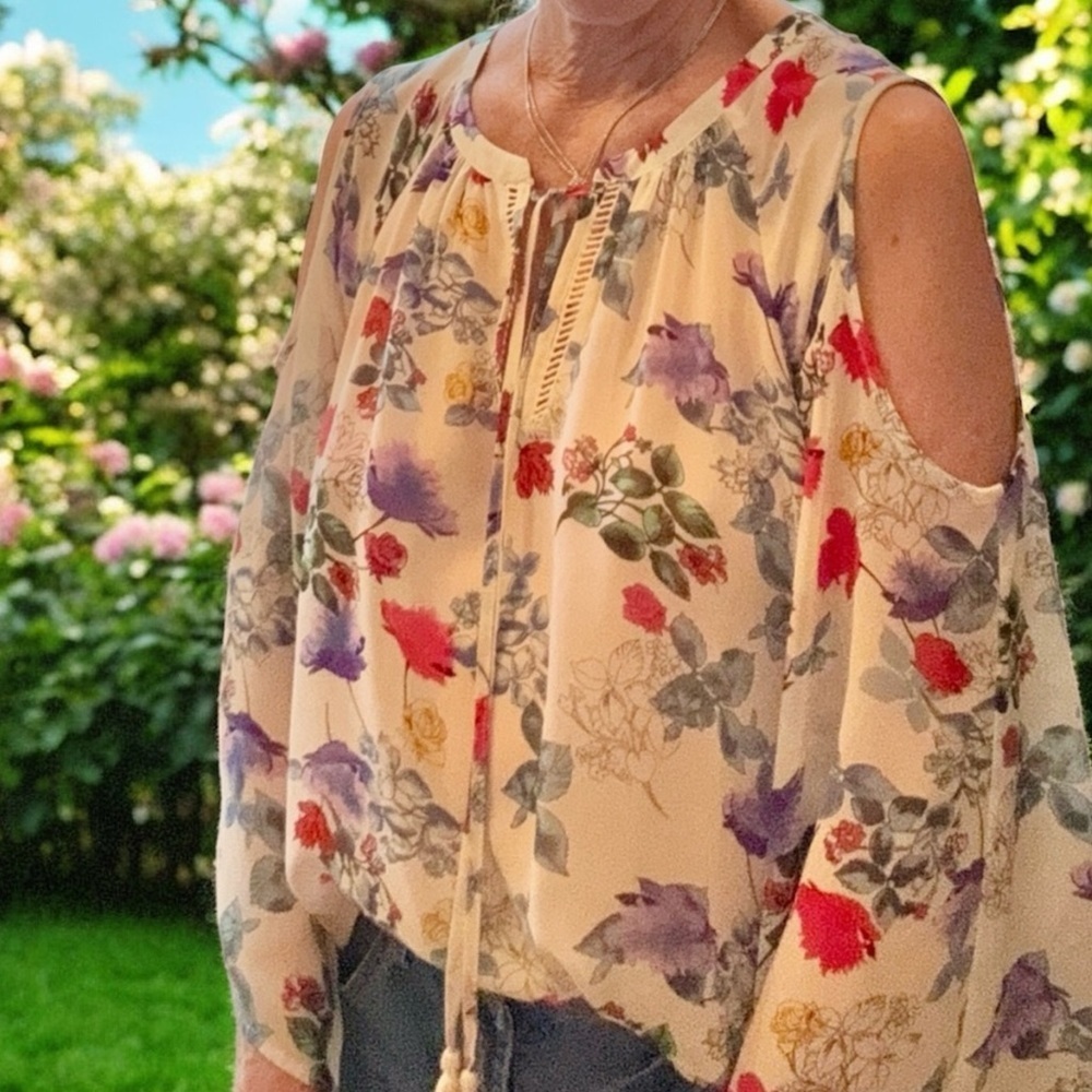 Black Rainn Cream cold shoulder flowy  peasant blouse.